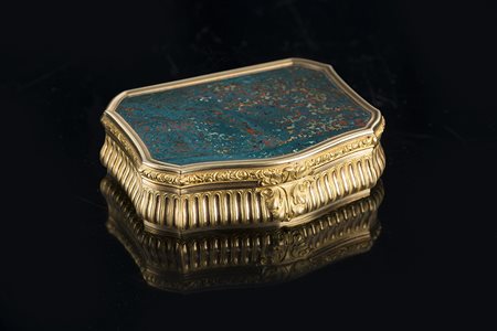 Tabacchiera di forma mossa in oro con bordo cesellato a motivi vegetali,...