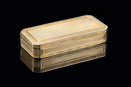 Tabacchiera di forma ottagonale in oro con bordure cesellate e incise a...