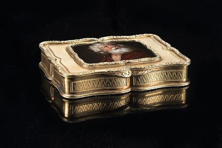 Tabacchiera in oro di forma rettangolare con bordi cesellati a volute...