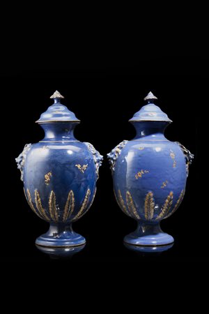 Manifattura della seconda metà del secolo XVIII. Coppia di vasi con coperchio...