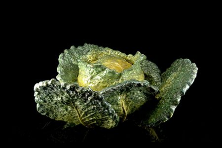 Manifattura francese. Zuppiera con coperchio in maiolica a forma di verza con...