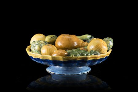 Manifattura di Faenza, secolo XVI. Crespina in maiolica policroma a bordo...