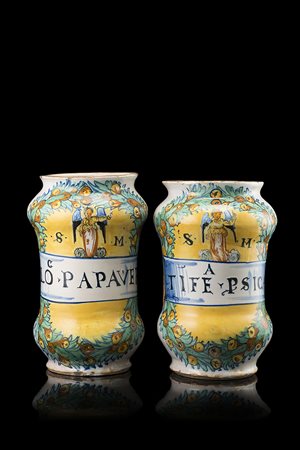 Manifattura di Deruta, secolo XVI. Coppia di albarelli in maiolica "a...