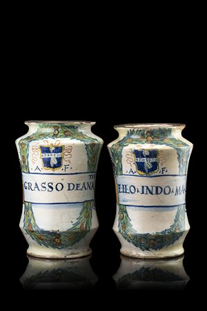 Manifattura di Faenza, secolo XVI. Coppia di albarelli in maiolica "a...