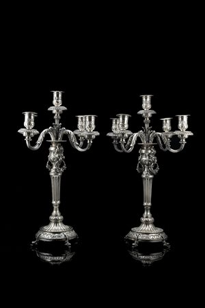 Coppia di candelabri a cinque fiamme in argento con braccia sagomate decorate...