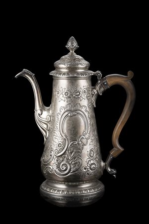 Caffettiera in argento sterling probabilmente sbalzata in epoca vittoriana a...