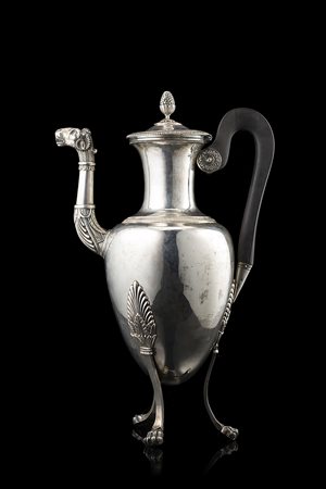 Caffettiera in argento con versatoio in forma di testa di ariete a tutto...