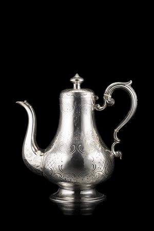 Teiera in argento con decori floreali e volute incise, ansa mossa. Marchi...