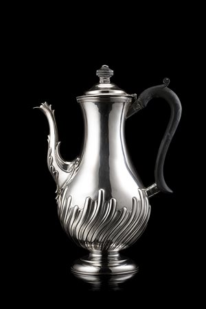 Caffettiera in argento con baccellature a sbalzo, ansa e presa in legno...