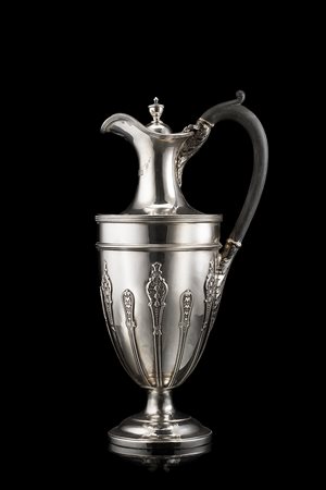 Caffettiera in argento con decori a sbalzo a campanule e volute fogliate,...