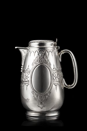 Tankard in argento con decori floreali sbalzati. Città di Sheffield, 1851....