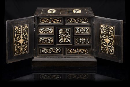 Monetiere da centro in legno ebanizzato intarsiato e filettato in avorio. Due...