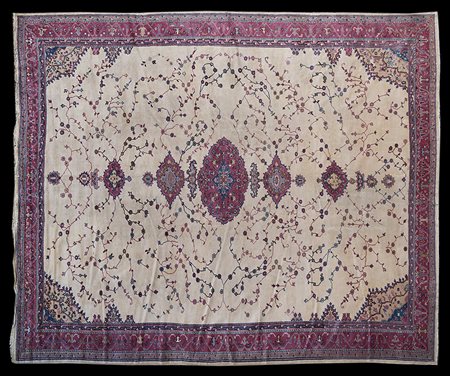 Tappeto Sparta, Anatolia inizio secolo XX. Disegno a medaglione con numerosi...