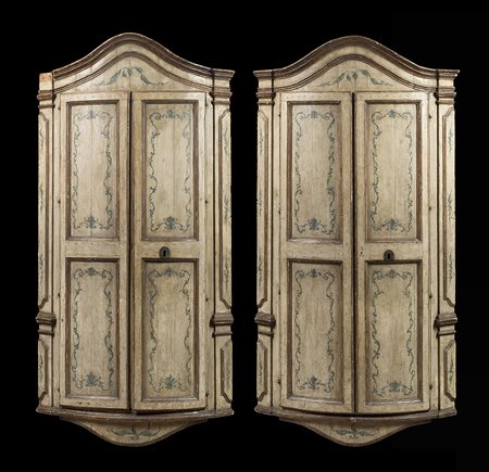 Coppia di angoliere pensili a due ante in legno laccato decorato a fregi...