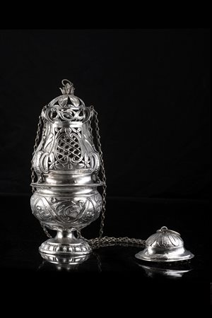 Antico turibolo in argento traforato e cesellato a foglie e fiori. Punzoni...