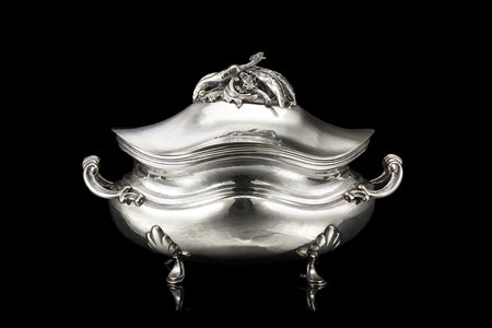 Zuppiera biansata in argento con interno in vermeille. Anse e piedini...