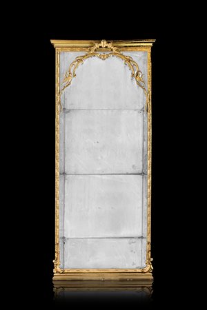 Fondosala in legno intagliato e dorato a volute fogliate. Cappello aggettante...