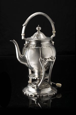 Samovar in argento a corpo liscio, ansa decorata a riccioli. Base porta...