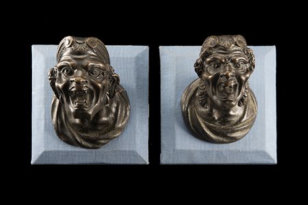 Arte padovana, inizio secolo XVII "Furie" coppia di elementi decorativi in...