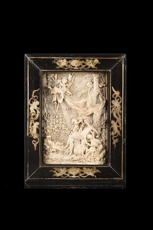 Arte del secolo XVIII. Rilievo in avorio scolpito con baccanale e putti in un...