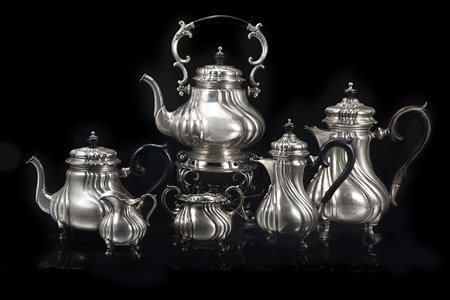 Servizio da tè e caffè in argento con corpo costolato e manici in legno...