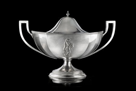 Zuppiera biansata in argento con anse squadrate e scanalate, corpo decorato...