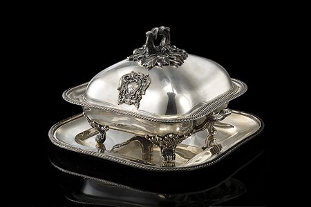 Legumeria con vassoio in argento con bordi decorati a motivi concatenati....