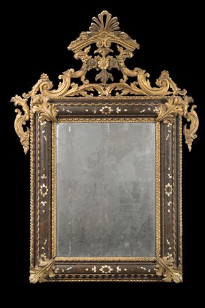 Specchiera con cornice interna in legno laccato e intarsiato in madreperla,...