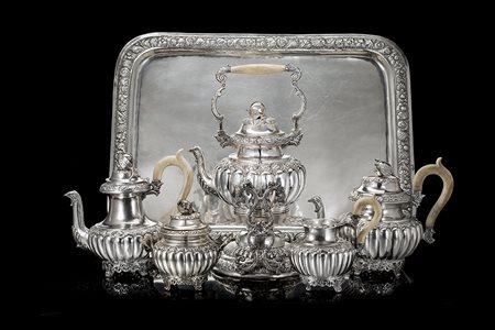 Servizio da tè e caffè in argento sbalzato a foglie. Prese a pera fogliata a...