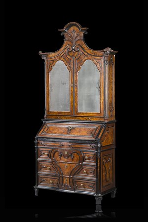 Trumeau lastronato in radica di noce, cartelle sagomate e profili in legno...