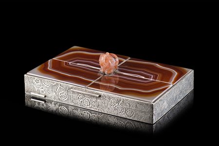 Scatola in argento con fascia incisa a elementi floreali. Coperchio in quarzo...