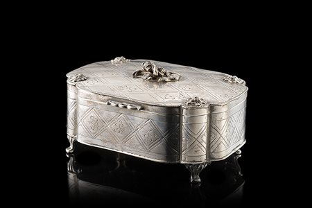 Scatola di forma mossa in argento con corpo decorato a motivi concatenati e...