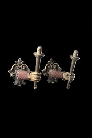 Coppia di appliques in legno intagliato, laccato e dorato a forma di...