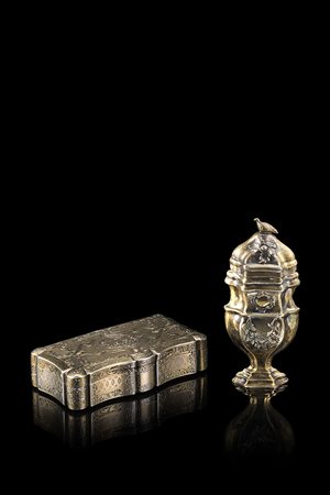 Lotto composto da due tabacchiere in argento dorato, una cesellata a fiori e...