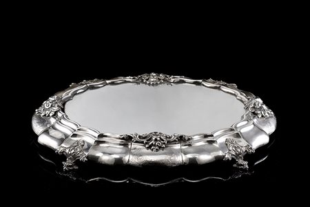 Vassoio con fondo a specchio in argento sbalzato a fiori e volute, poggiante...