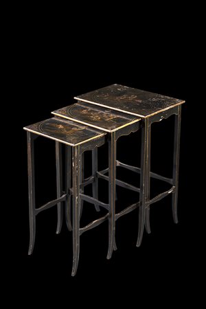 Gruppo di tre tavolini a nido laccati e decorati a chinoiserie in policromia...