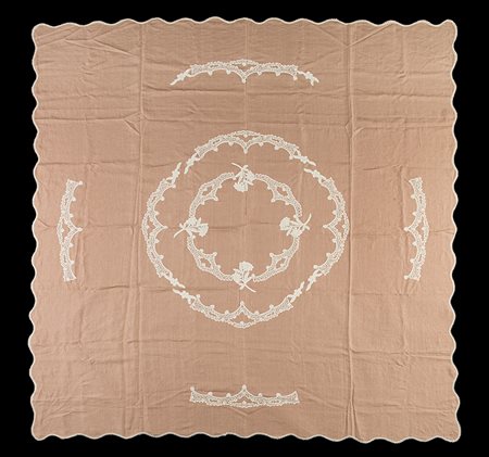 Copriletto in lino color rame con applicazioni di pizzo al tombolo di Cantù....