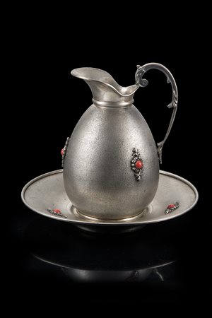 Brocca con piattino in argento satinato con ansa decorata a ricciolo e...