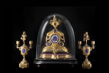 Trittico da camino in metallo dorato composto da orologio d’ appoggio in...