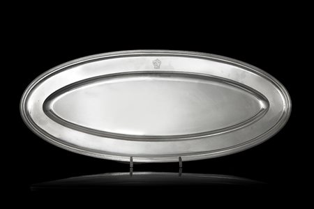 Pescera in argento a corpo liscio e bordo scanalato con stemma inciso....