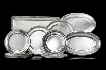 Gruppo di cinque vassoi e otto piatti in argento con bordo a palmette e falda...