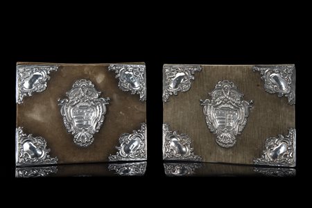 Coppia di porta documenti in velluto con applicazioni in argento sbalzato...