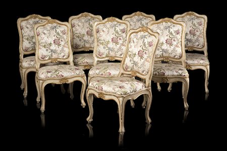 Gruppo di otto sedie in legno laccato con profili dorati. Schienale e fascia...