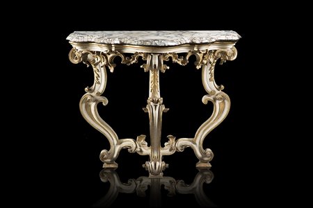 Consolle di forma mossa in legno scolpito, laccato e dorato. Fascia traforata...