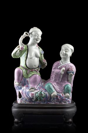 Gruppo in porcellana a smalti nei toni del verde e rosa raffigurante la...