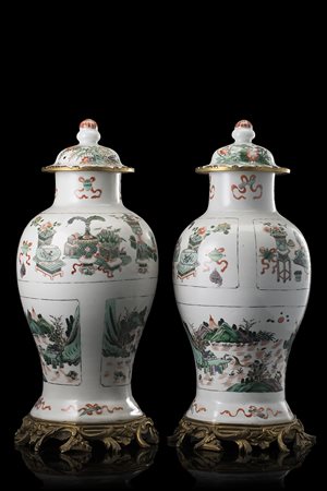 Coppia di vasi in porcellana Famiglia Verde montati in bronzo, marchio...