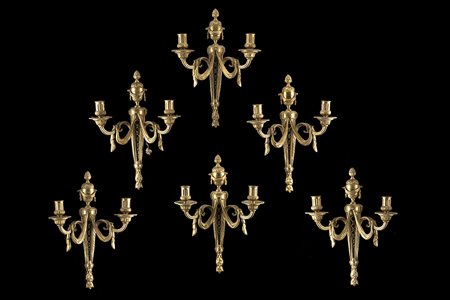 Gruppo di sei appliques a due luci in bronzo dorato e traforato, braccia a...
