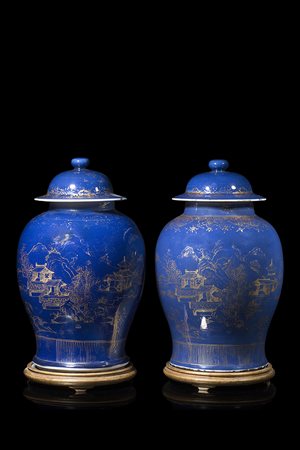 Due vasi in porcellana blu polvere e oro con coperchio, marchi apocrifi...