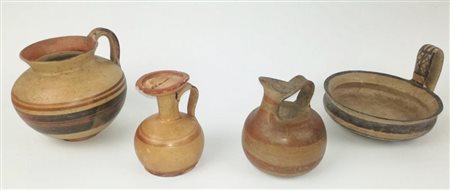 QUATTRO VASI DAUNI DATAZIONE VI-V SEC. A. C. Un attingitoio a vasca...