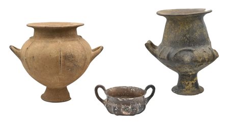 DUE OLLE COSTOLATE VILLANOVIANE ED UNA TAZZA DATAZIONE: fine VIII-metà VII...